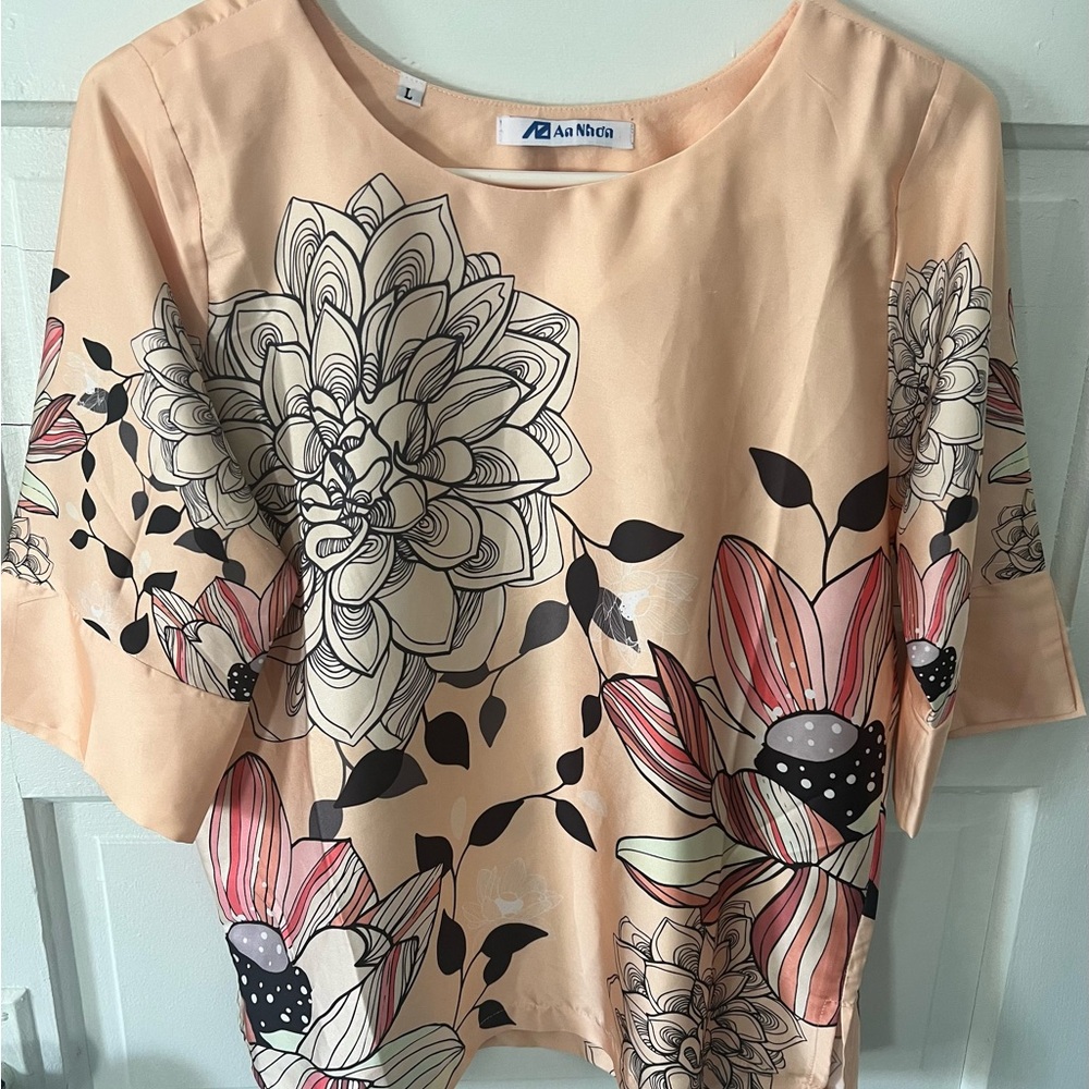 An Nhon women’s multii colored top.